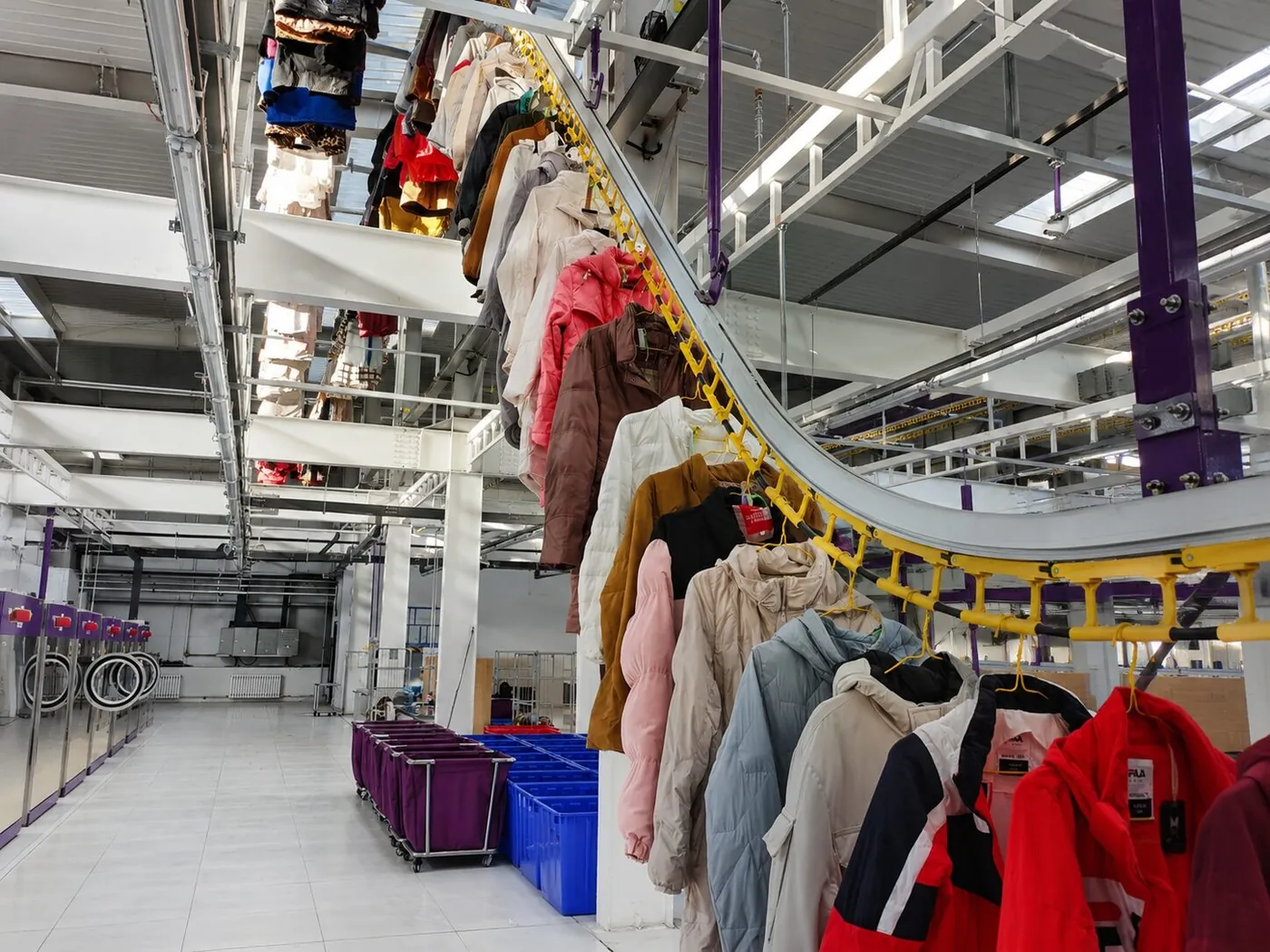 automatisation vestiaire: Convoyeur de vêtements pour automatiser un vestiaire