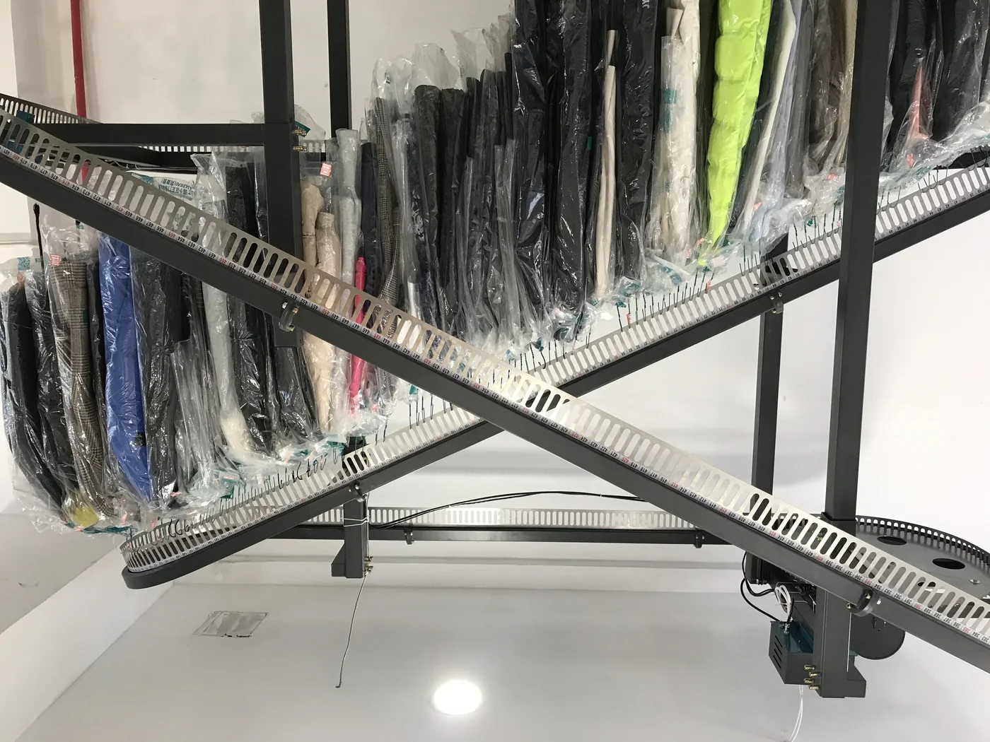 vestiaire industriel automatisé: Convoyeur industriel pour uniformes et vêtements de travail